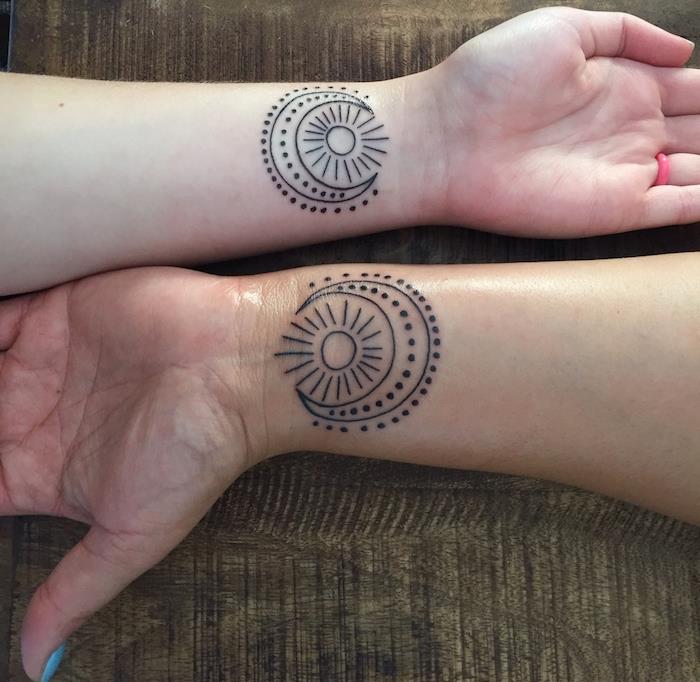 bendra tatuiruotė ant rankų, tatuiruotės idėja moterims, rašalo piešimas su saulės ir mėnulio dizainu