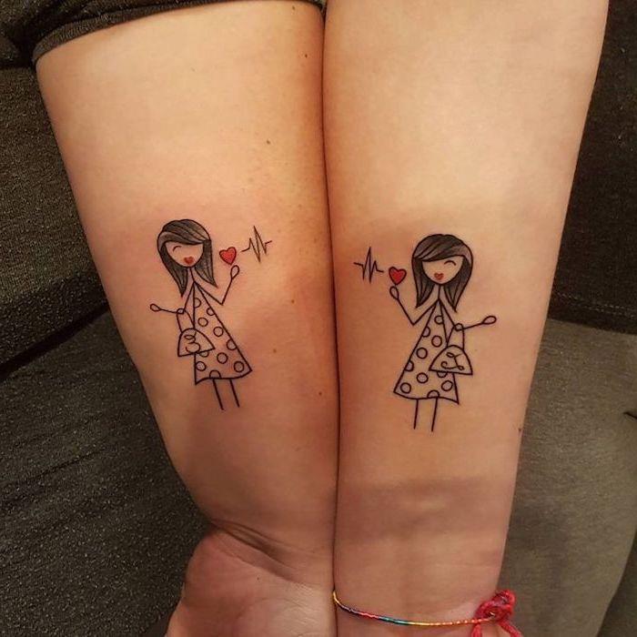 geriausio draugo tatuiruotė, piešianti ant rankų su dizaino moterimis, turinčiomis plaukus iki pečių ir mažomis raudonomis širdelėmis