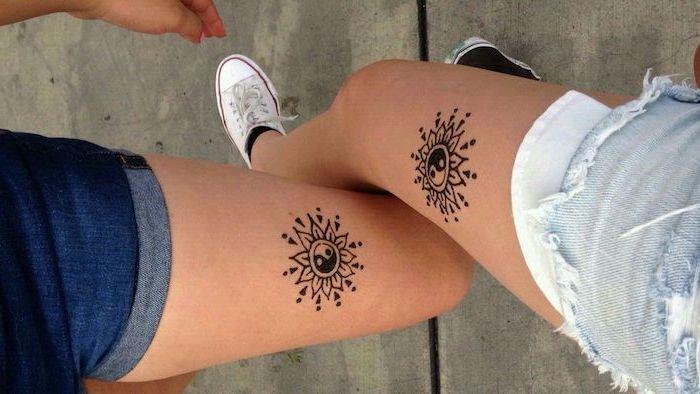 tatuiruotės idėja, moteriško modelio džinsiniai šortai, sąnarių tatuiruotė geriausiems draugams