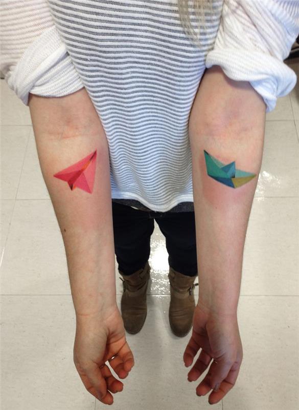 izvirna ideja za žensko tetovažo podlakti s pisanim origami vzorcem