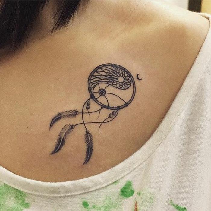 dream catcher göğüs dövmesi, ağ, ilginç dokuma, siyah tüyler, kadın dövmesi nasıl yapılır fikri