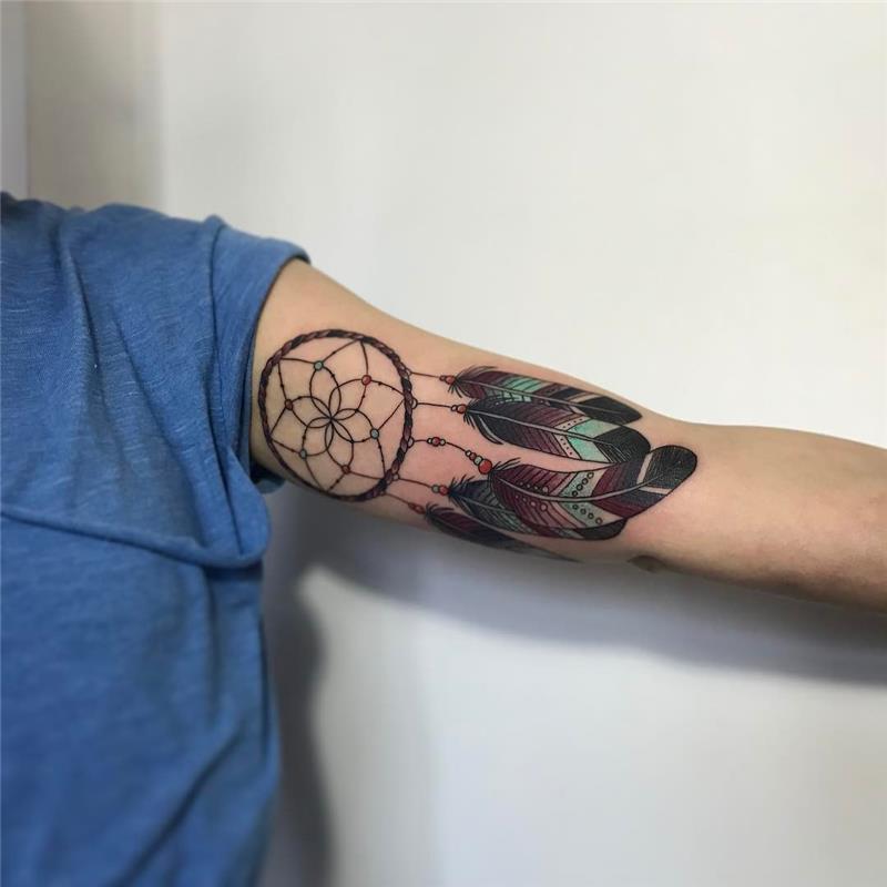 dreamcatcher dövme fikri önkol, renkli inci file, siyah, yeşil ve kırmızı tüyler, erkek kadın dövmesi örneği