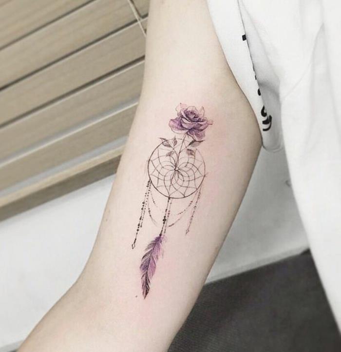 dreamcatcher dövme önkol, siyah ağ, pembe tüy ve gül çizimi, kadınsı dövme tasarımı fikri