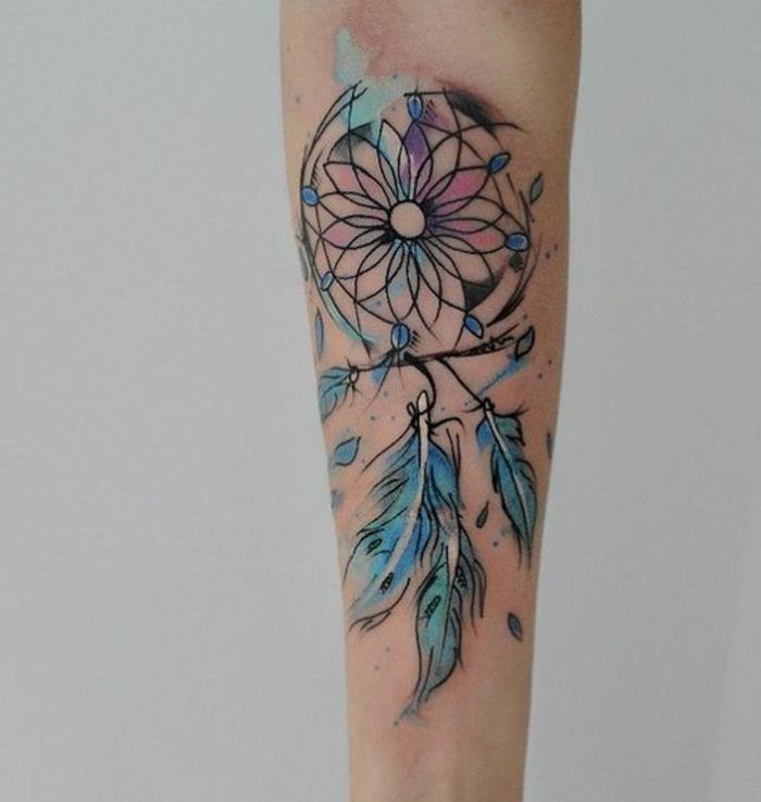 dreamcatcher önkol dövme fikri, mavi tüyler, siyah ağ, mavi pembe bulut, kasırga tasarımı