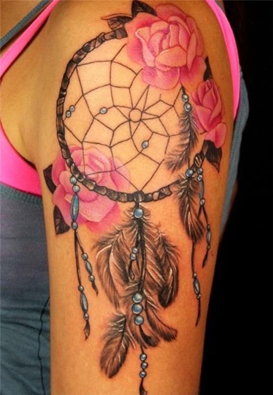 tetovaža lovilca sanj v črni, modri in roza barvi, cvetoče vrtnice, perje, mreža za niti, modre kroglice