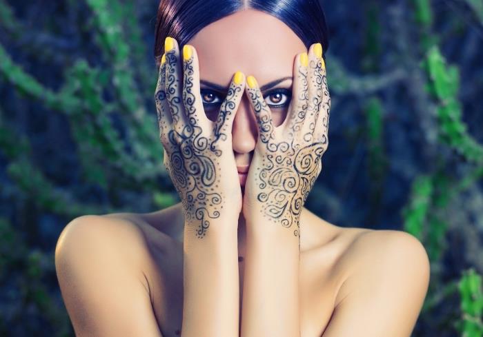 preprosta ročna kana, body art za ženske s črno kano na rokah in prstih, cvetlična in zvitka začasna tetovaža