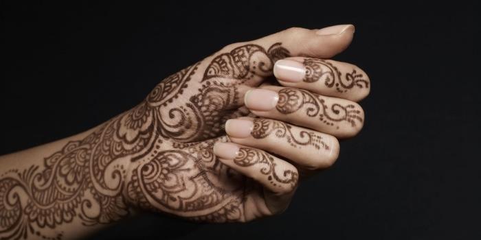 model kane, risba na rokah za ženske, začasna tetovaža z zvitki in cvetličnimi vzorci