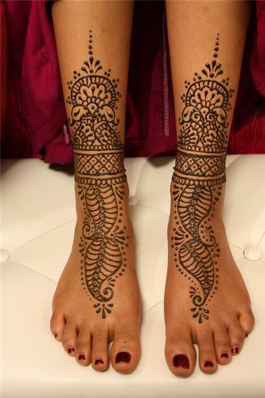 tetovaža kane, mlado dekle z vzorci kane na nogah