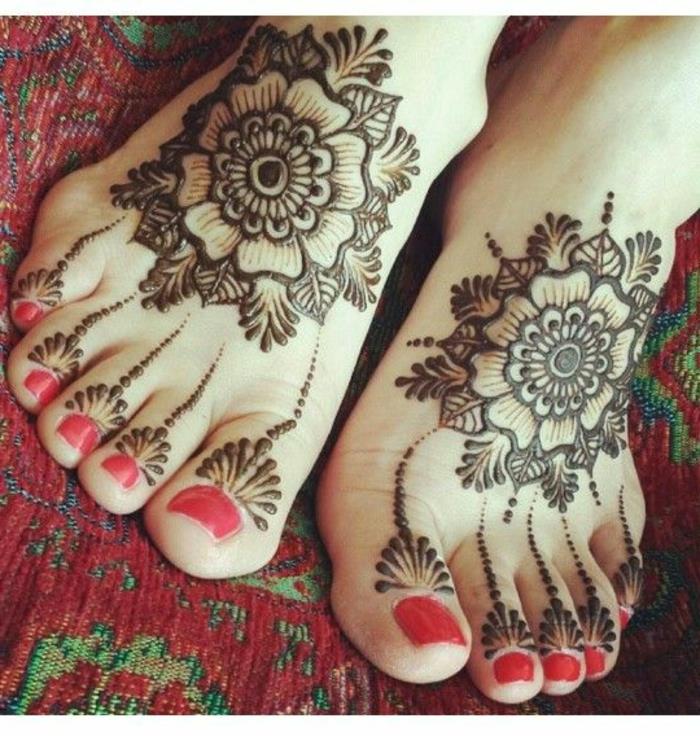 tetovaža kane, orientalska etnična preproga, cvetlični vzorci kane