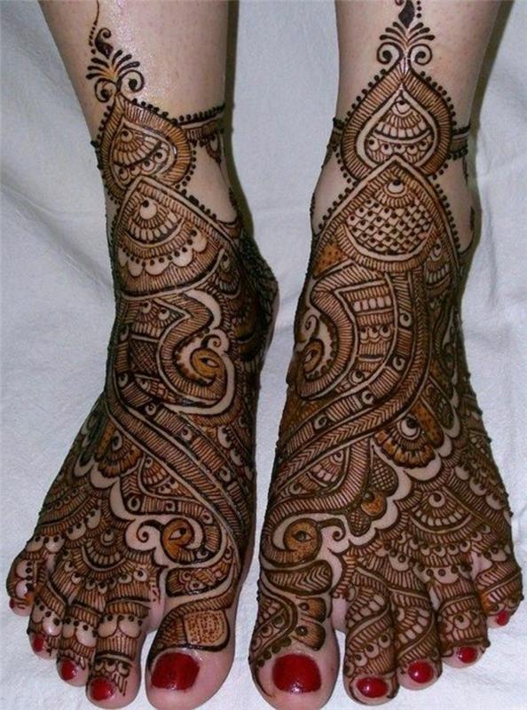 chna tatuiruotė, rituališkai dažytos kojos su chna, prabangus dizainas