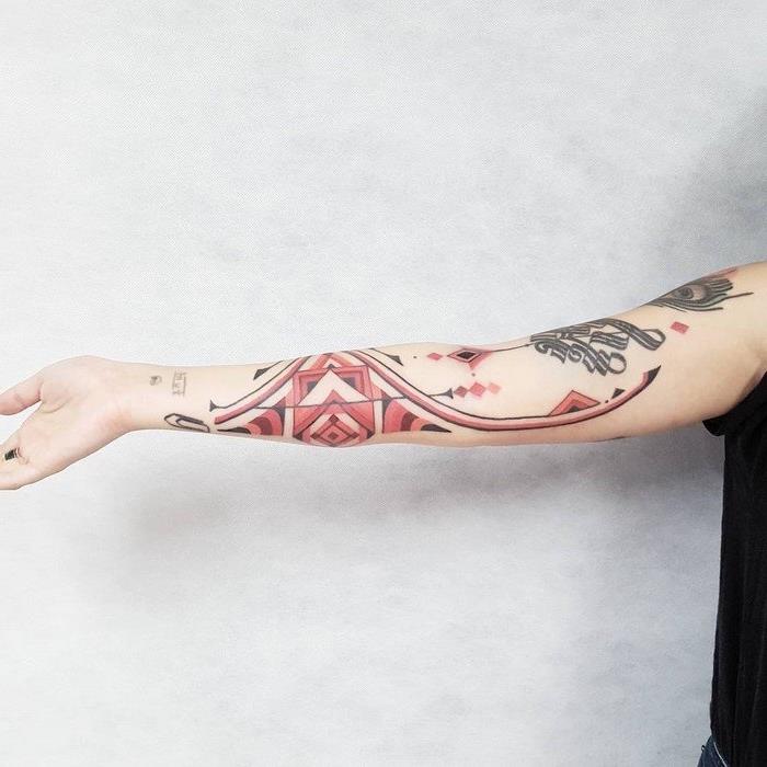 dövme anlamı, etnik tasarım ile tüm kolda siyah ve kırmızı renkte çizim