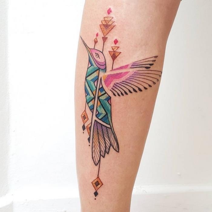 kadın dövme modeli, kuş tasarımı ve geometrik desenler ile kol üzerinde mürekkep çizimi