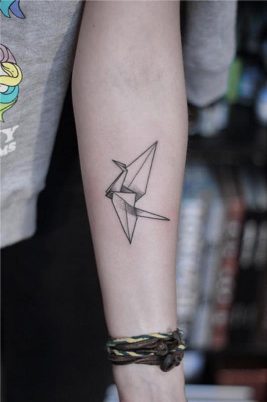 minimalistična ženska tetovaža podlakti, navdihnjena z geometrijskimi oblikami žerjava origami