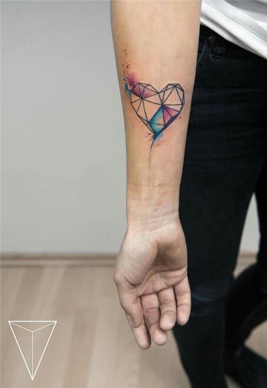 elegantna in ženstvena tetovaža podlakti z akvarelnim vzorcem in grafičnim srcem