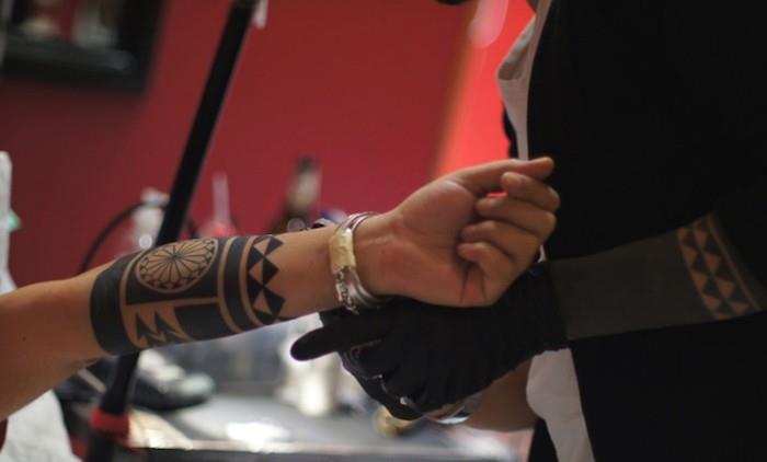 Maori tetovaža podlakti ženska tetovaža tahiti polinezienne