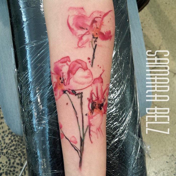 akvarelė rožinė orchidėjų tatuiruotė dilbis