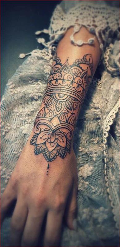 Tetovaža na rokah za ženske, mandalna čipkasta rozeta na zapestju v črni črti