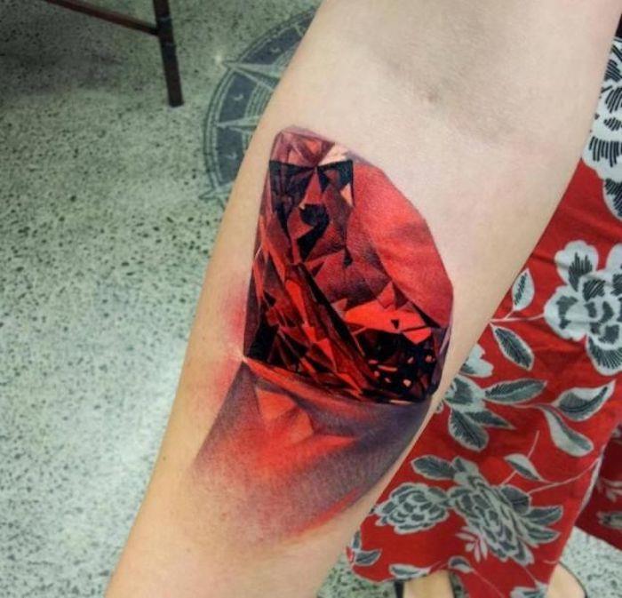 rubin tetovaža, fasetirana rdeča slika rubina, odsev, tetovaža v rdeči in črni barvi