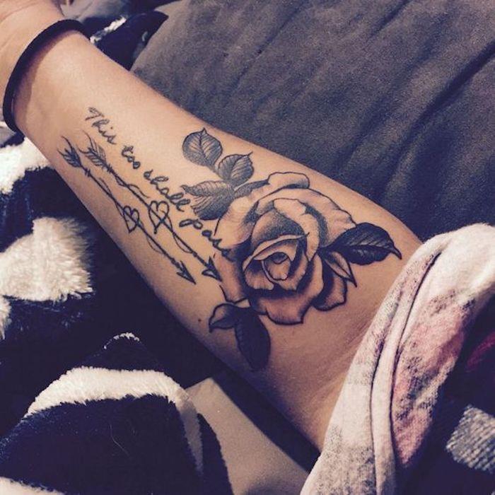 navdihujoča skrivnostna tetovaža, tudi ta bo šla skozi skript, puščice in srca, tetovaža cvetja vrtnice