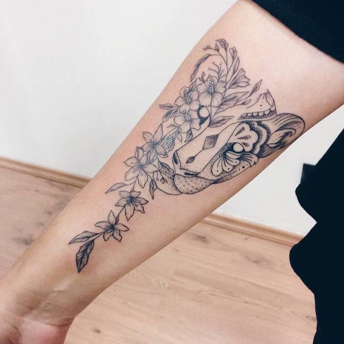 tetovaža podlakti, tiger in cvetje, venec rastlinskih motivov, totemska žival