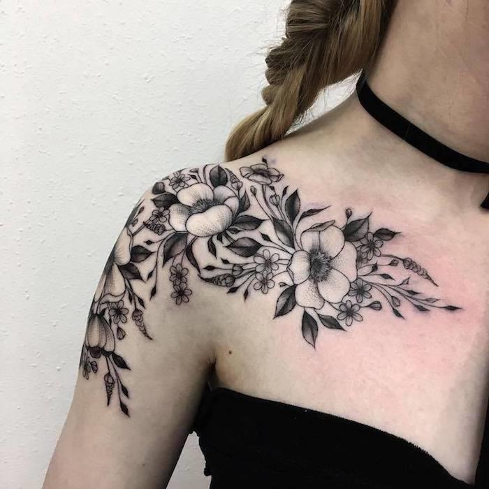 črna obleka brez naramnic, ženska tetovaža na rami, češnjev cvet, enobarvna tetovaža