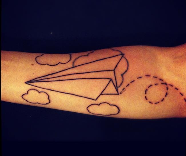 primer tetovaže papirnatih letal na človeški roki s pikčastim oblakom