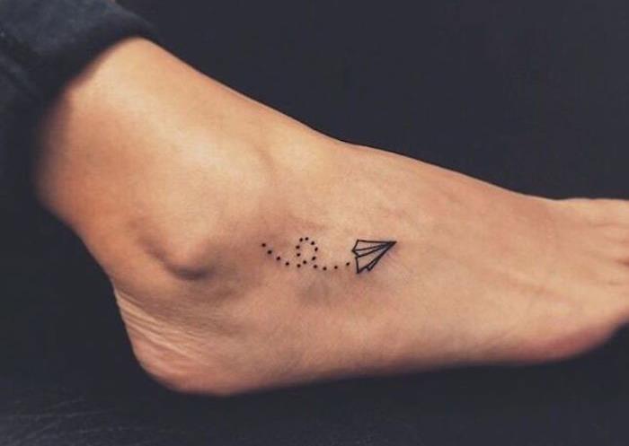 Ideja o tetovaži z origami pikami na ženskem stopalu
