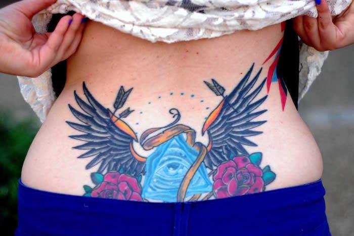 tatuiruotė apatinė nugaros moteris rožiniai sparnai piramidės akių tatuiruotė illuminati