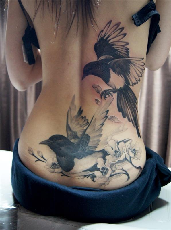 didelė tatuiruotė ant nugaros moteris paukščiai tatuiruotės idėja japoniško stiliaus