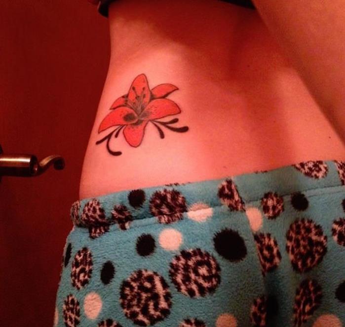 apatinė nugaros tatuiruotė moterims gėlių tatuiruotė gėlės šoninis klubas