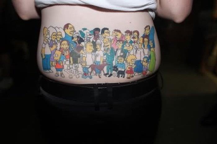 humoristinė apatinės nugaros tatuiruotė simpsonų personažų tatuiruotė