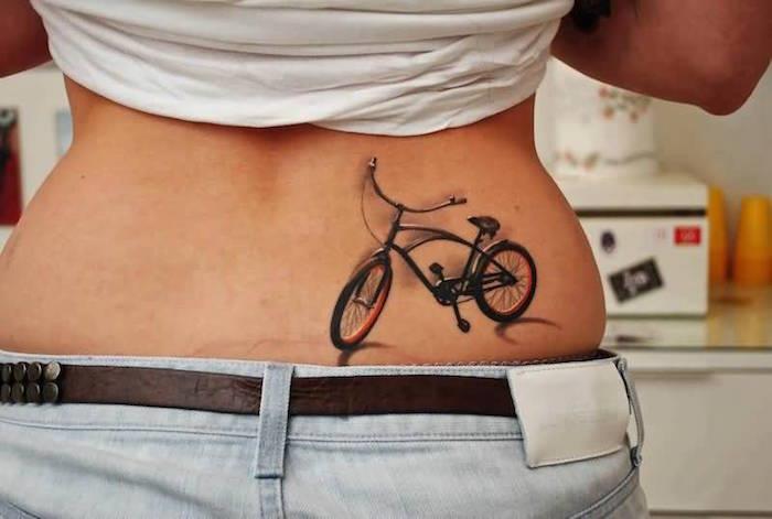dviračio tatuiruotės idėja dviračio tatuiruotė apatinė nugaros moteris dviratininkė