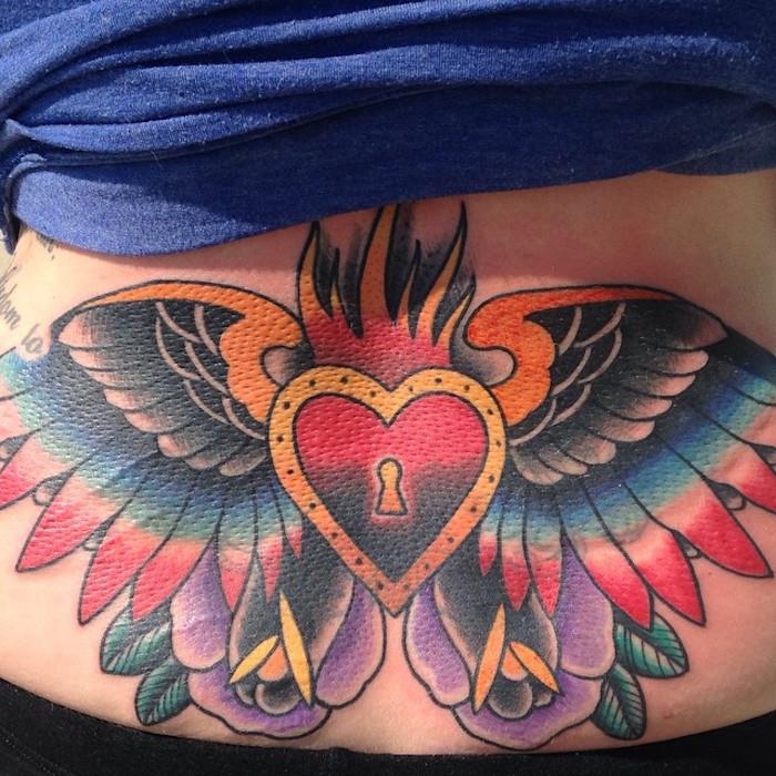 tatuiruotė senosios mokyklos stiliaus apatinės nugaros tatuiruotės sparnai nuspalvina širdį