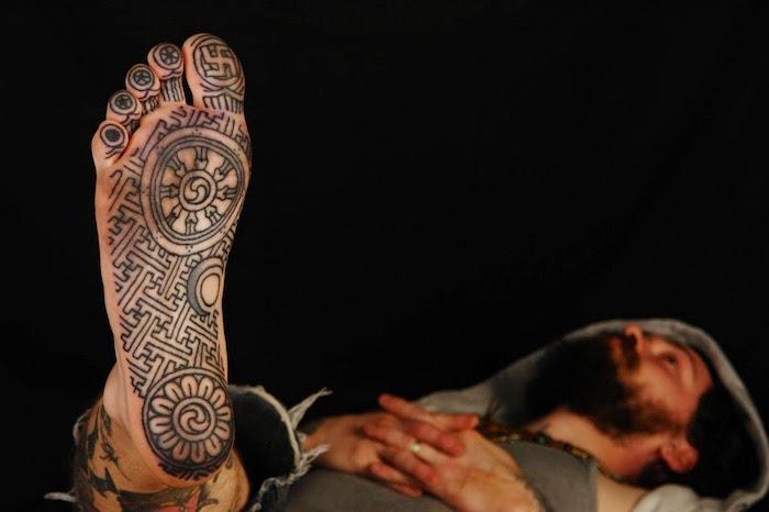 Tibeto budistų simbolio tatuiruotės tatuiruotė po koja