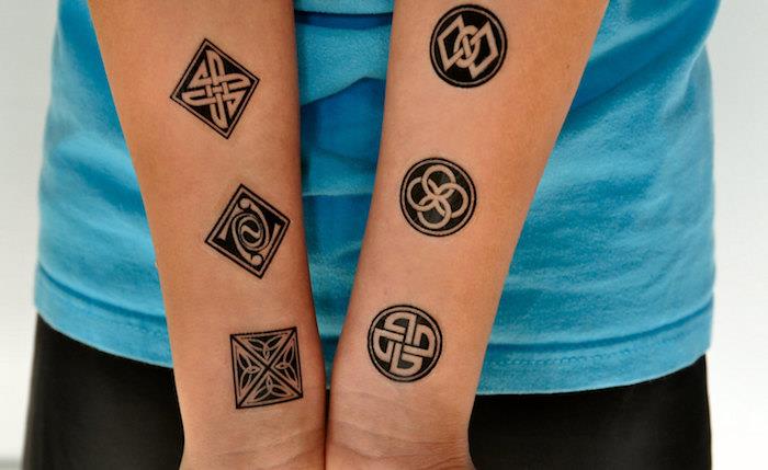 budistų simbolių tatuiruotės ant dilbio