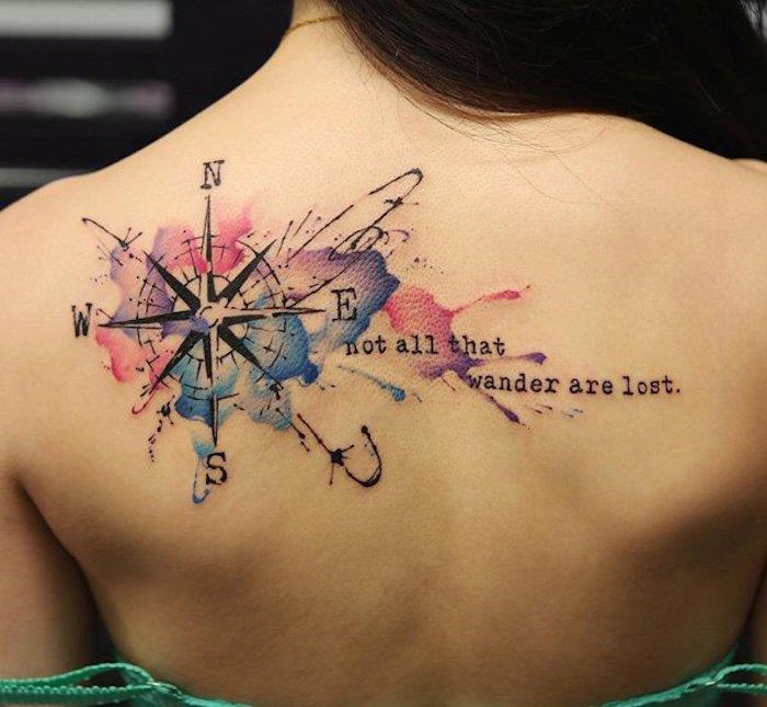 tetovaža akvarelnega kompasa v roza in modri barvi, navdihujoča pisava, ženska tetovaža na hrbtu