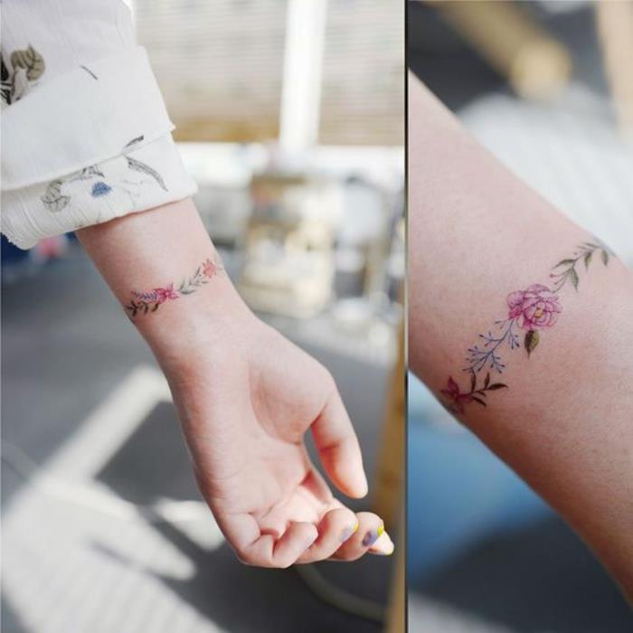 riešo apyrankės tatuiruotė, žydinti šaka, rožė, žali lapai, elegantiška moters tatuiruotė