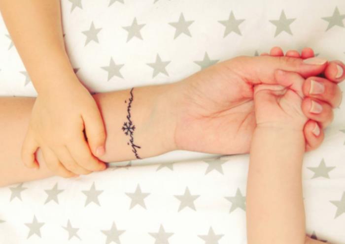 moters tatuiruotės, raidės tatuiruotės, vaikų vardų ir snaigės pavyzdys, personalizuota motinos apyrankės tatuiruotės idėja