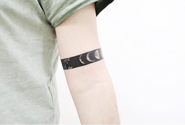 vyro apyrankės tatuiruotė, juoda juosta, Saulės sistemos planetų dizainas, paprastas ir įdomus tatuiruotės dizainas