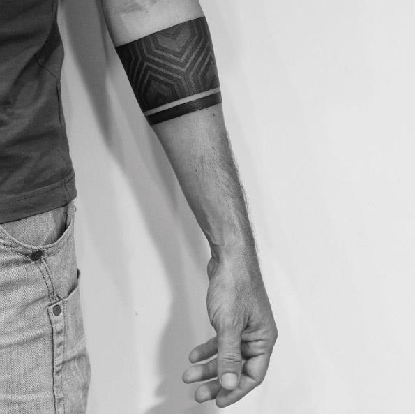 vyriška apyrankės tatuiruotė, rankinės tipo, juoda juosta su geometriniais raštais ir mažesnė juosta