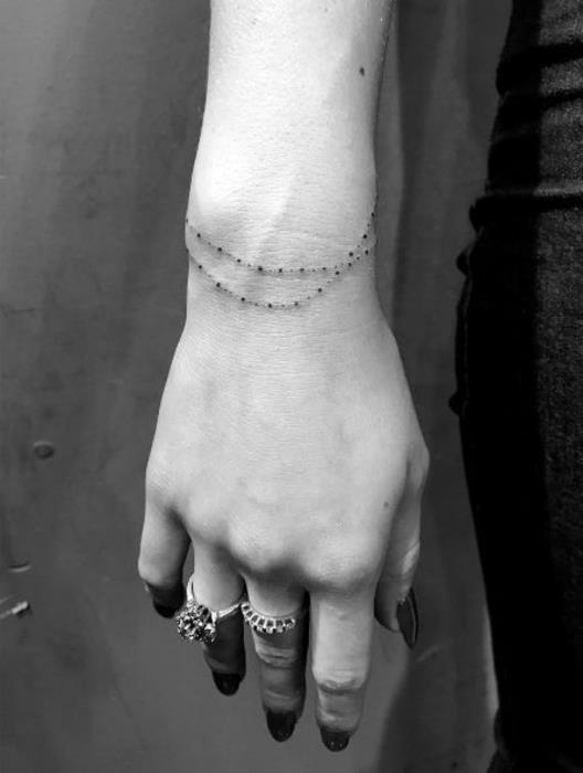 tatuiruotės moters riešo apyrankė, virtinė mažų juodų perlų, elegantiškas brangakmenis, žiedai