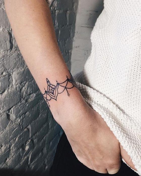 Moteriška tatuiruotė, elegantiška apyrankė su keliais raštais, moteriškos tatuiruotės idėja ant riešo