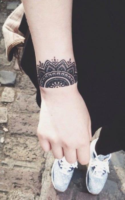 Mandala apyrankės tatuiruotė, juoda juosta su gėlių raštais, simbolinė tatuiruotės idėja