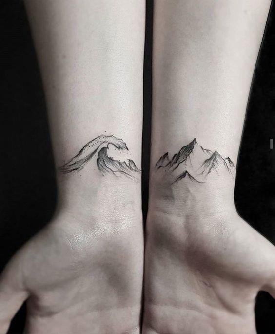 riešo apyrankės tatuiruotė, bangos ir kalnai, nupiešti juodu rašalu, natūralios tatuiruotės idėja