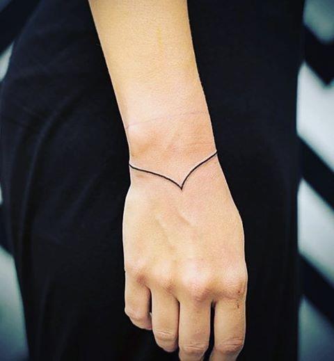 minimalistinio tatuiruotės pavyzdys, paprastas juodas siūlas, apyrankės tatuiruotė, kurią lengva sukurti ir diskretiška