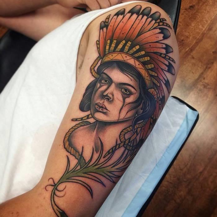 ameriška indijska tetovaža, body art na roki, tetovaža z obliko ženske glave z indijskimi ličili in pričesko