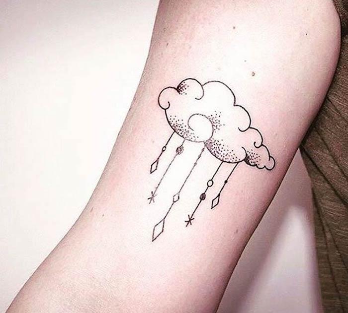 Yağmur okları dövmesi olan erkekler için küçük bulut önkol dövme fikirleri