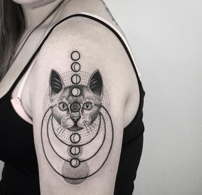 Tetovaža manšete z egipčansko mačko z mistično spiralo in ročno izbranimi pikami