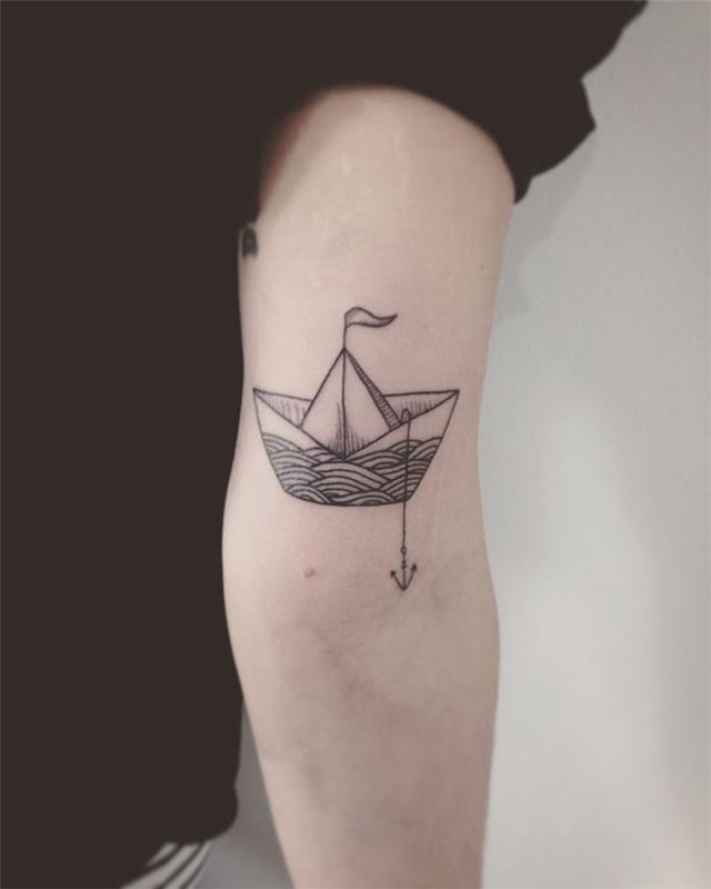 Tradicionalni morski vzorci so navdihnjeni z origami, minimalistično zasidrano tetovažo s papirnatim čolnom