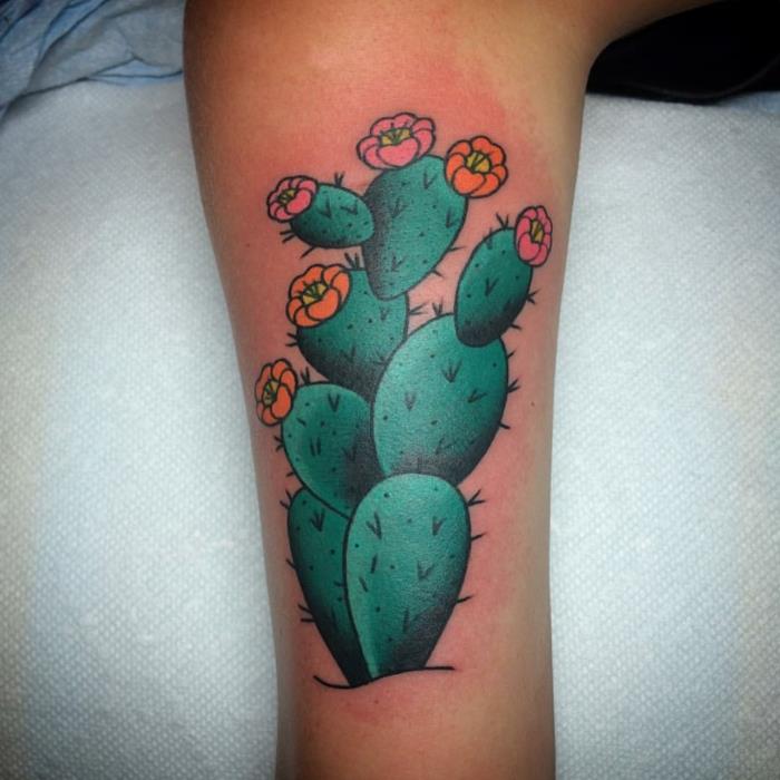moters rankos tatuiruotė, spalvinga tatuiruotė, feluri kaktusas su rožinėmis ir oranžinėmis gėlėmis